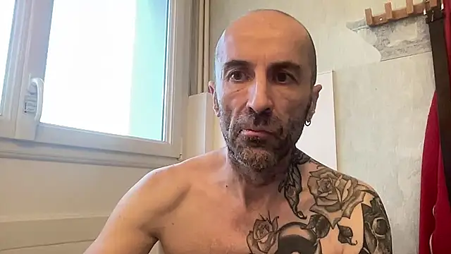 slave44nantes - Live now on Stripchat